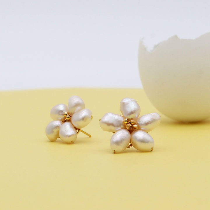 Pearly Flowers Stud Earrings