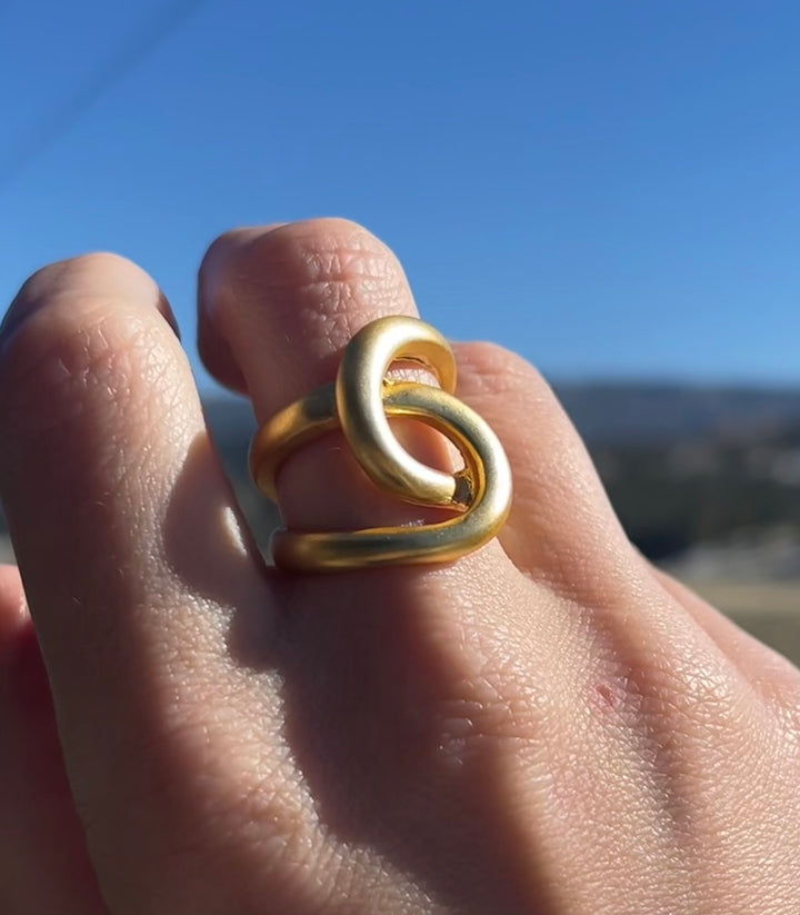 Intertwined link oversize ring - Karine Sultan