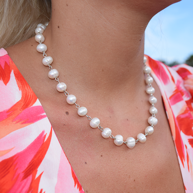 Elegant pearl necklace