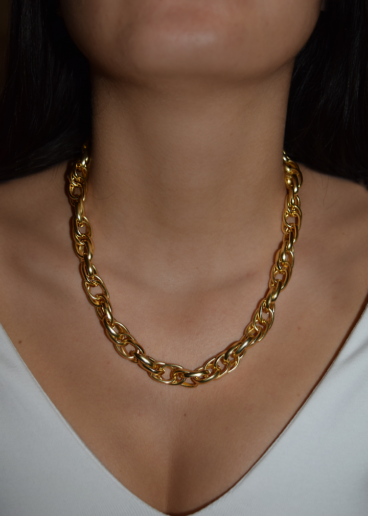Intertwined Links Set