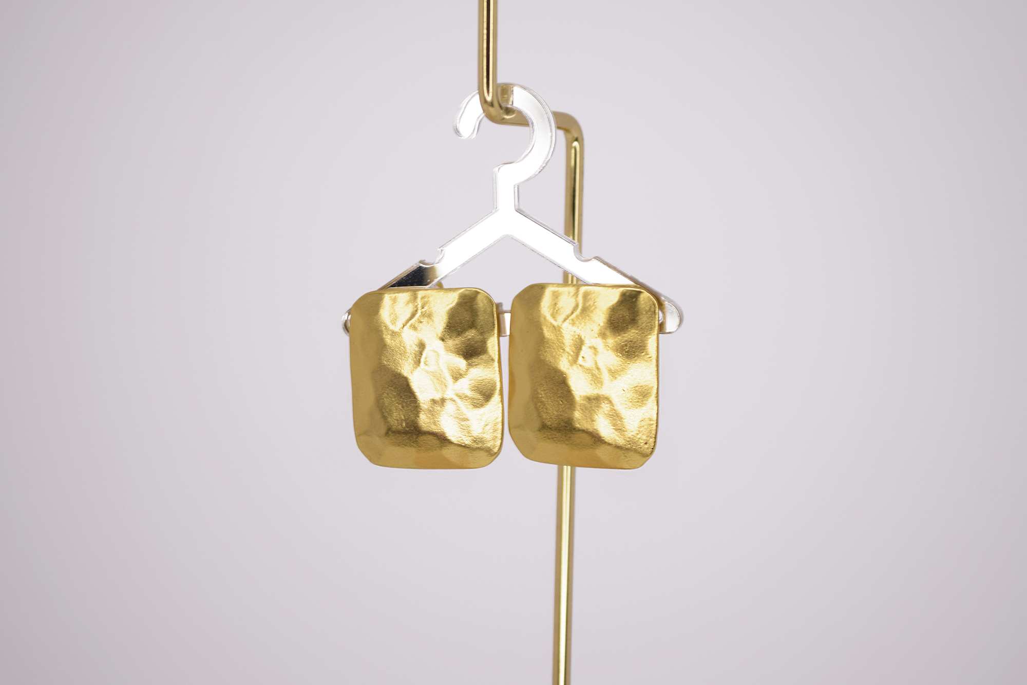 Textured square clip-on earrings - Karine Sultan