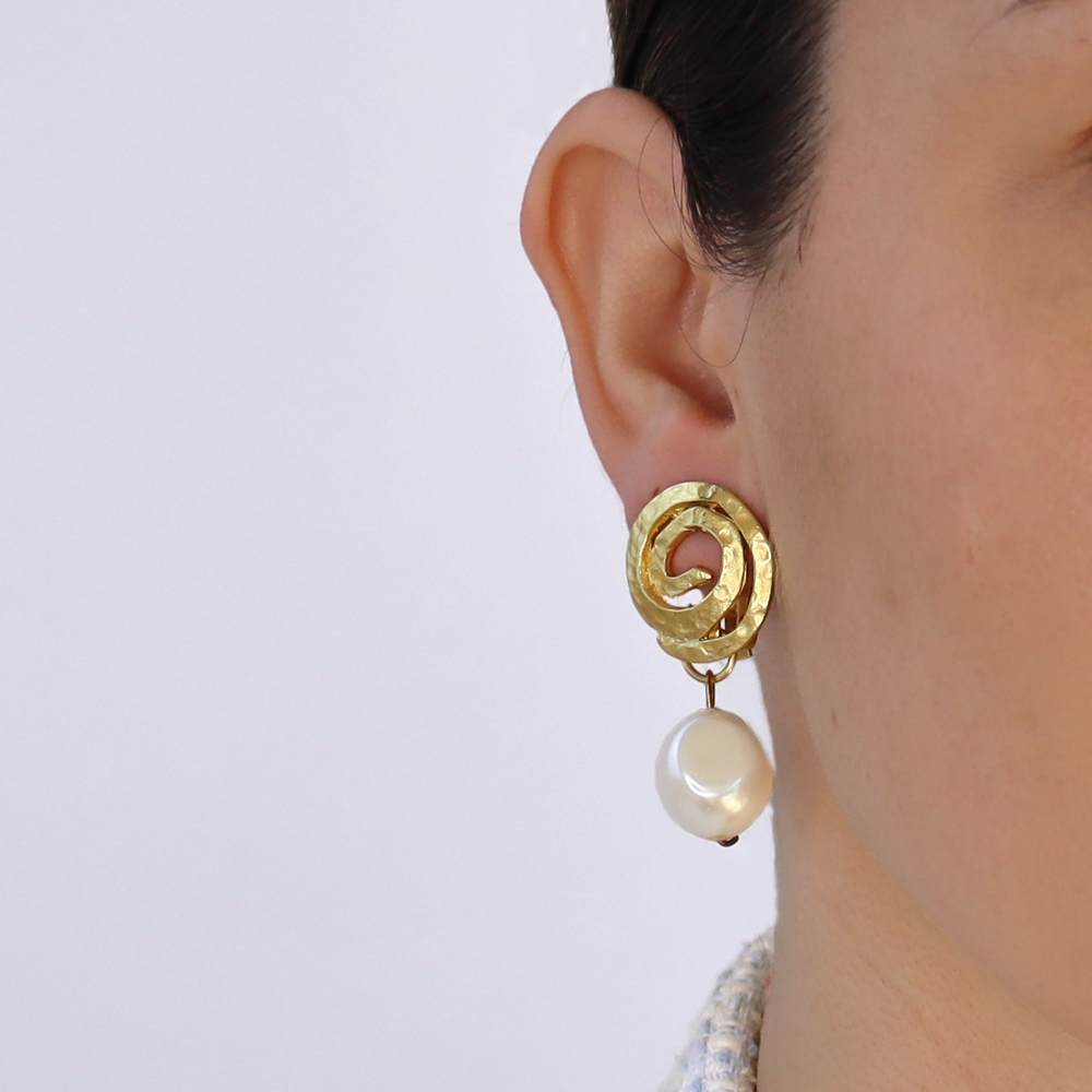 Circular clip-on earrings with pearl drop - Karine Sultan