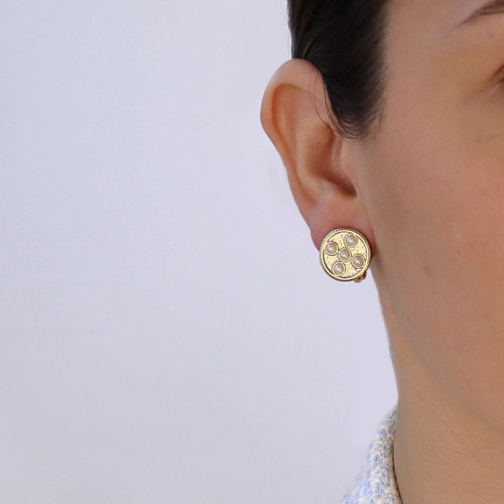 Coin pearl accent stud earrings - Karine Sultan