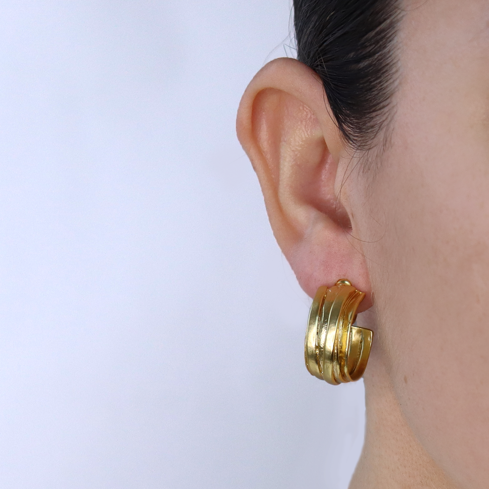 Small overlap hoop clip earrings - Karine Sultan