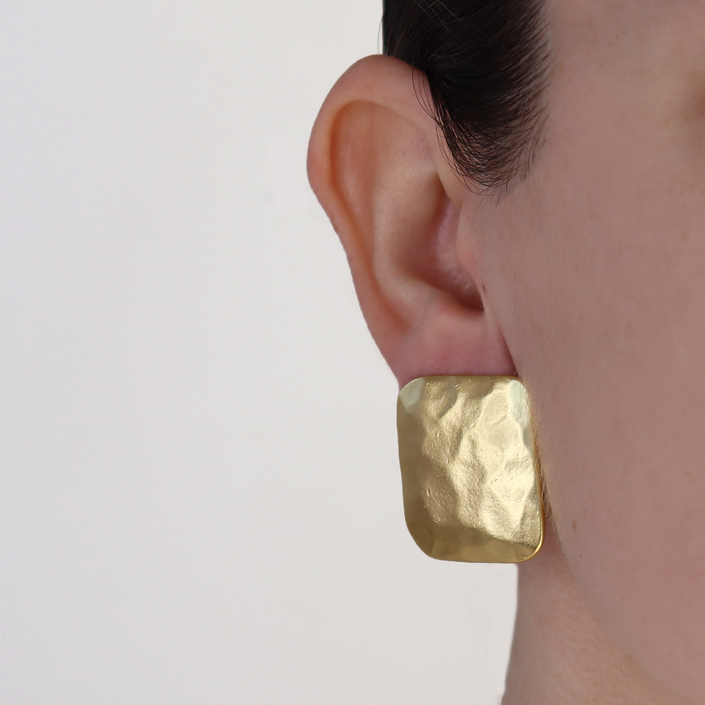 Textured square clip-on earrings - Karine Sultan