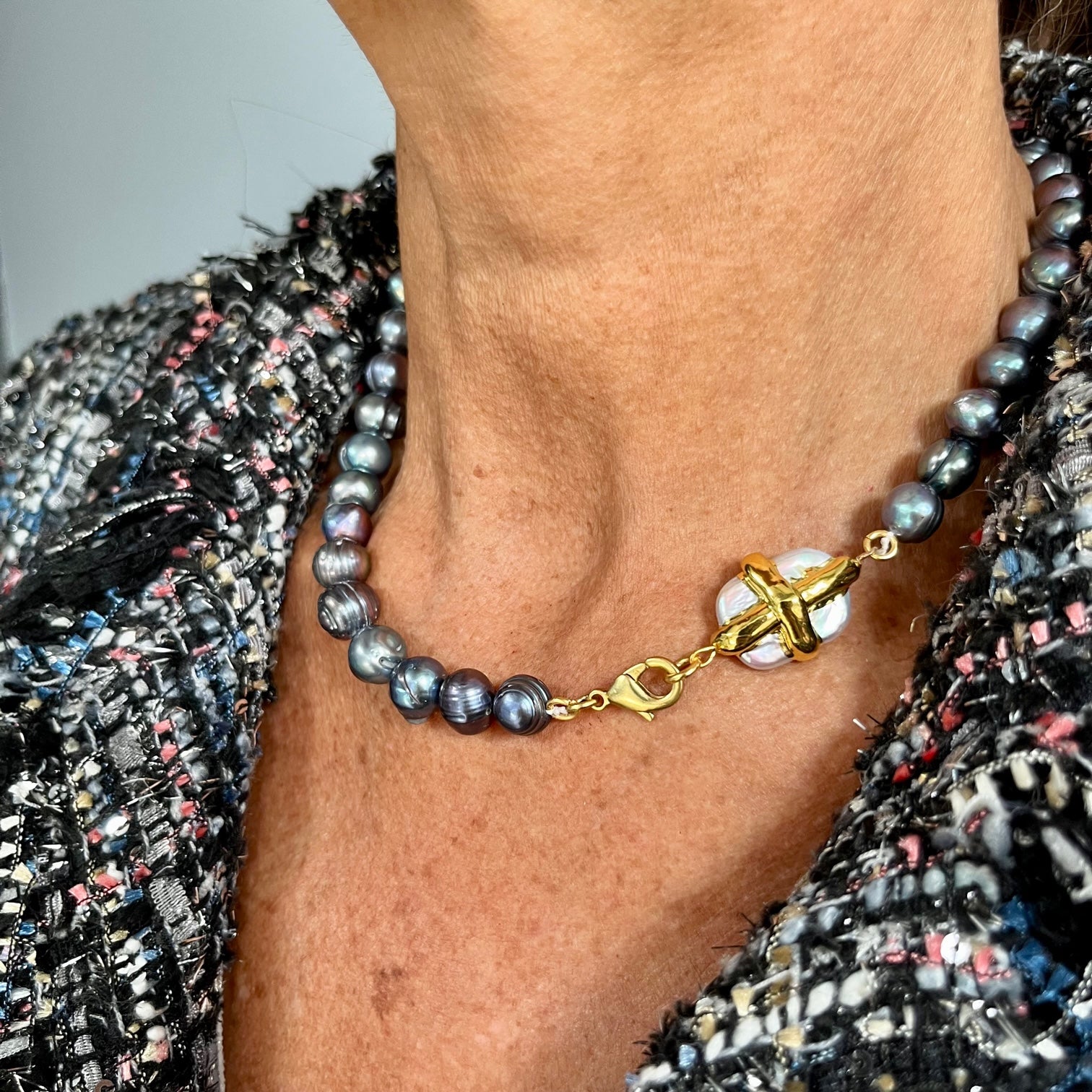 Peacock blue pearl strand necklace with embellished white pearl.