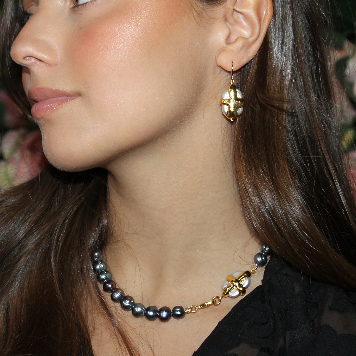 Peacock blue pearl strand necklace with embellished white pearl.