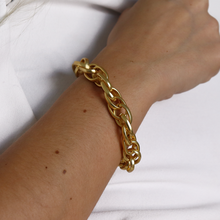 Intertwined Links Set