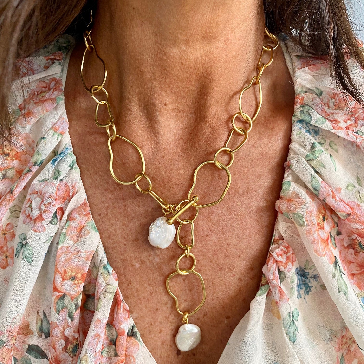 Organic link and flat pearl dangle necklace - Karine Sultan