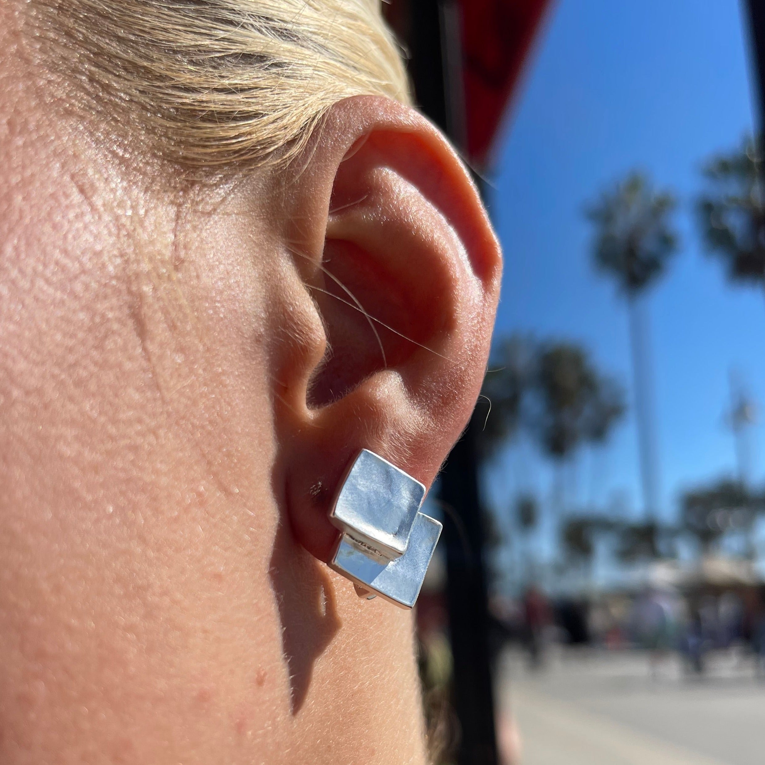 Overlap square clip-on earrings - Karine Sultan
