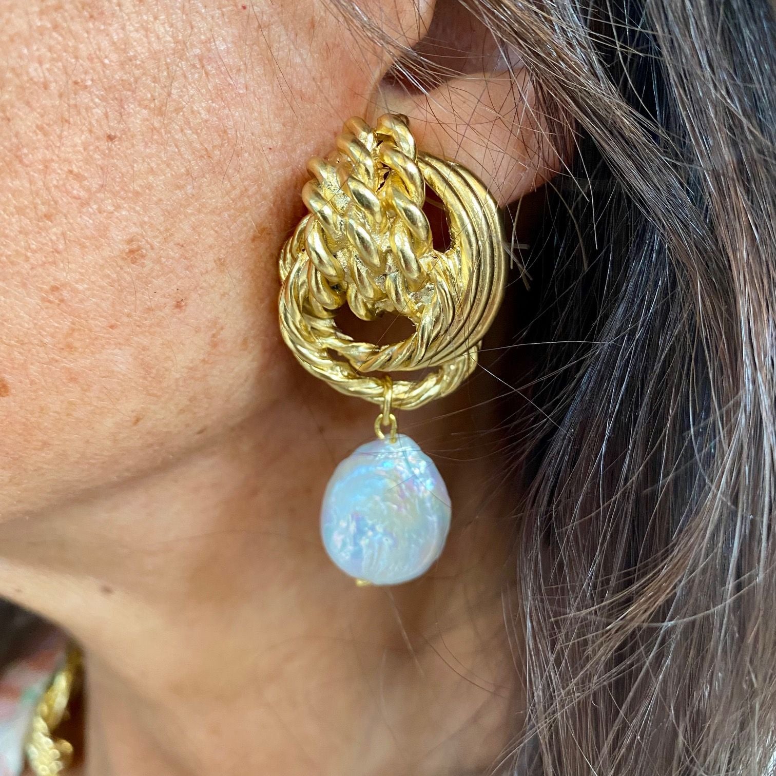 Twisted rope knot clip with large flat pearl drop - Karine Sultan