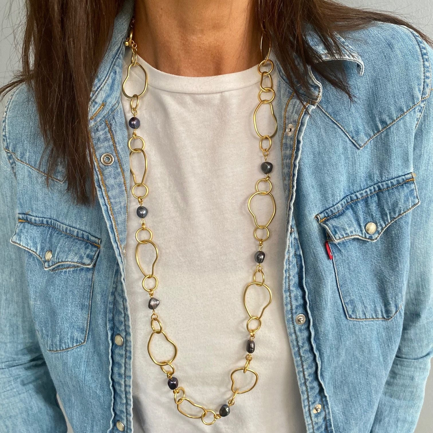 Organic link and peacock pearl station necklace